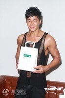 何润东拍摄安全套广告 黑丝背心秀 肌肉引尖叫