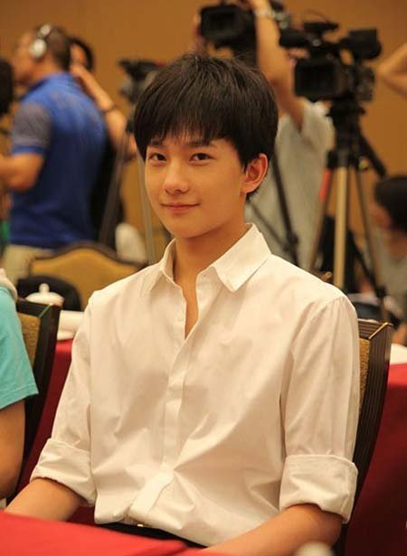 杨洋男演员整容前后