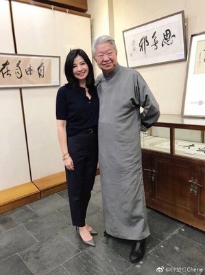 57岁钟楚红参加蔡澜书法展 笑容甜美风韵不减_湖北日报网