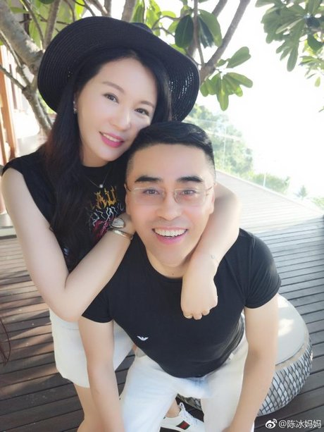 陈冰妈妈50岁近照太年轻,身价30亿丈夫专情,好命女人太幸福