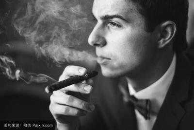 男人抽烟图片