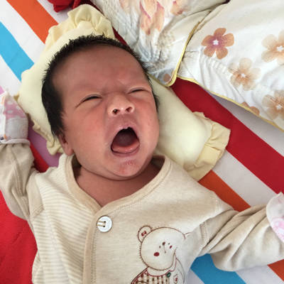 刚出生宝宝一直哭