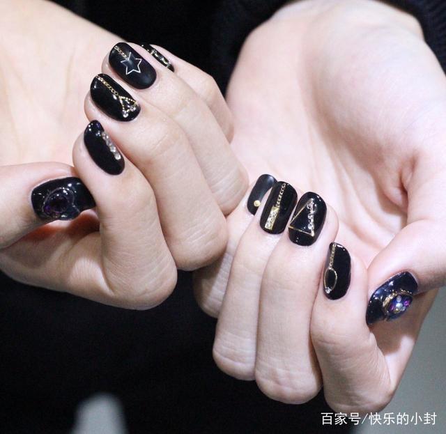 黑色美甲照片