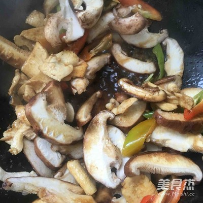 辣椒香菇炒鸡肉的做法