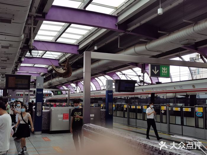 深圳龙华地铁站