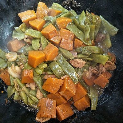 东北猪肉炖豆角的做法