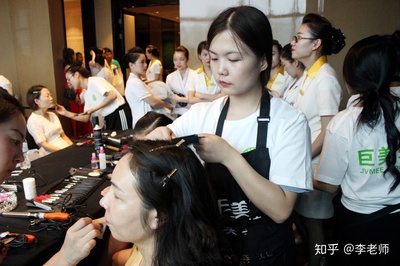 大学能化妆吗