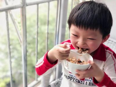 三岁宝宝不爱吃饭整天喝奶粉