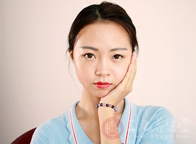 皮肤偏黄怎么美白