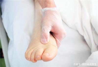 老人脚浮肿是怎么回事