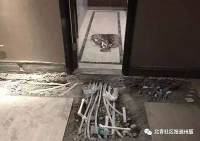 被橱柜挡住的瓷砖空鼓