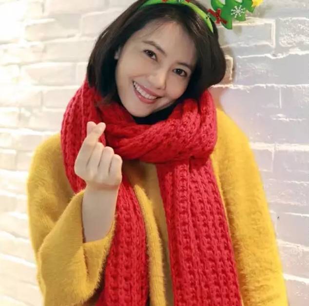 围巾与服装临近色搭配可以打造出