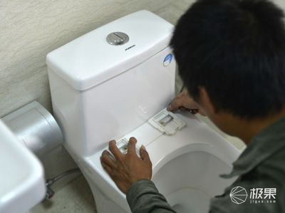 马桶上门安装