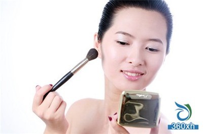 化妆后脸出油怎么补妆