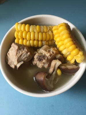 香菇玉米排骨汤的做法