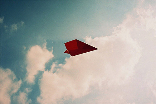 纸飞机飞出去为什么会飞回来