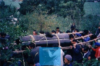 做梦自己和别人抬死人