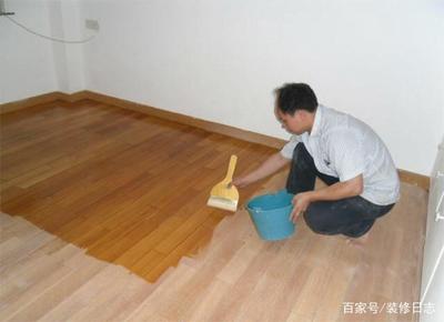 地板上漆