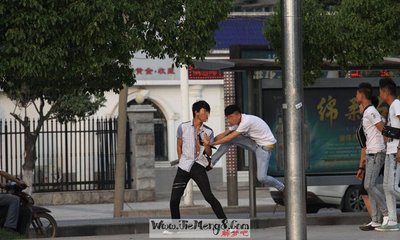梦见和别人打群架