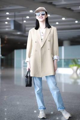 女杏色西装搭配
