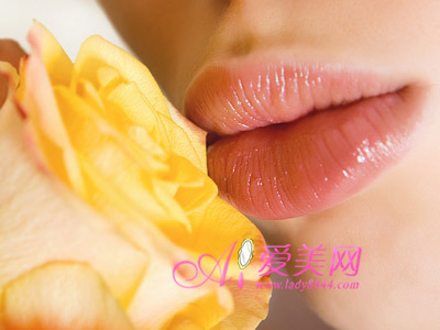 嘴唇上面和下面长痘痘