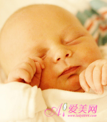 一个月大的婴儿老是吐奶怎么回事