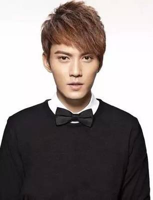 男生倒三角脸型适合什么发型