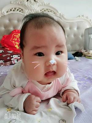 三个月宝宝吃手怎么办