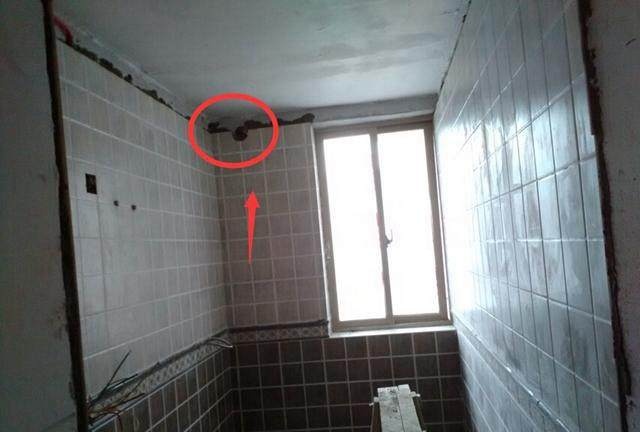 中间户厕所吊顶比窗户低