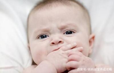 婴儿几个月吃手