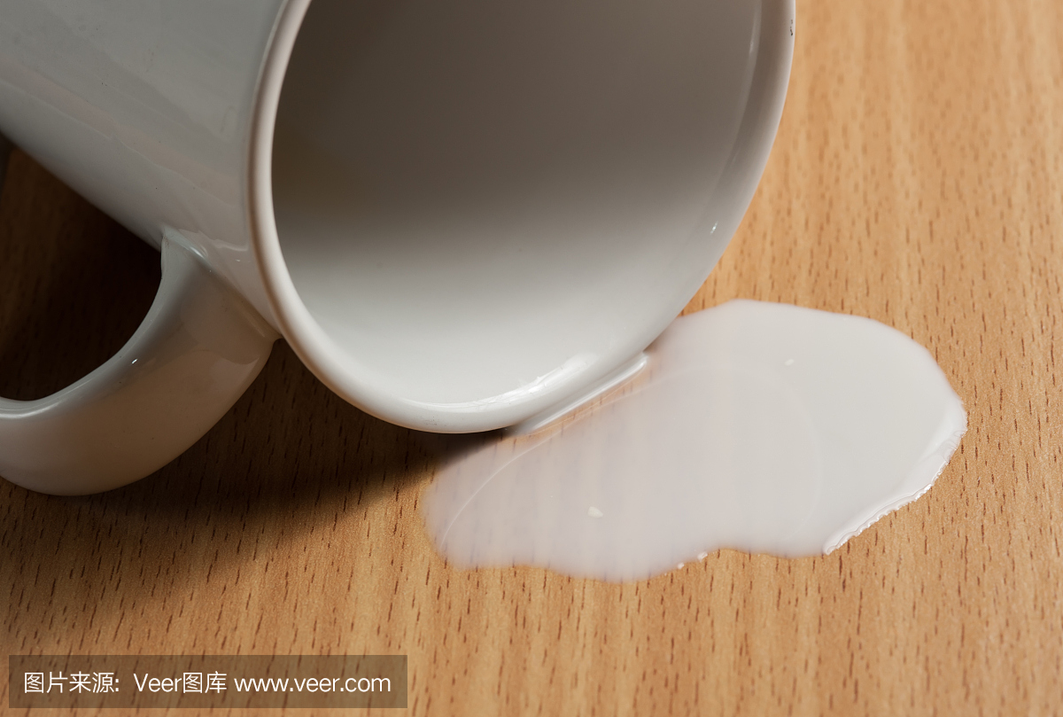牛奶洒在地板上