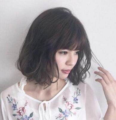 头发少适合短发还是长发
