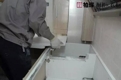 橱柜拉手安装什么位置顺手