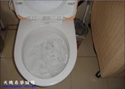 马桶里掉进硬物怎么办