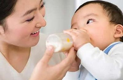 三十天的宝宝吃多少奶粉