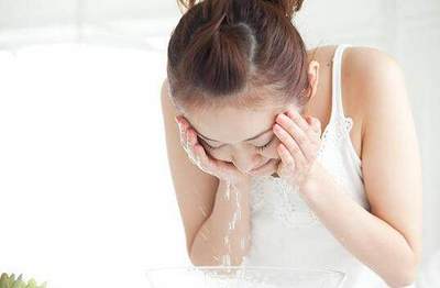 用脏水洗脸会起痘痘吗