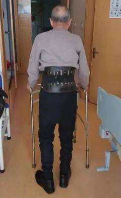 老人脊柱侧弯怎么治疗