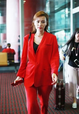 粉红的衣服配什么帽子