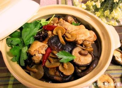 香菇炖鸡汤先炒
