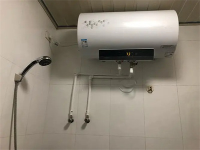 热水器一插电就响