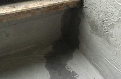下雨厨房墙角渗水