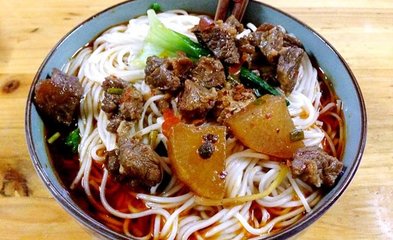 红烧萝卜盖浇面