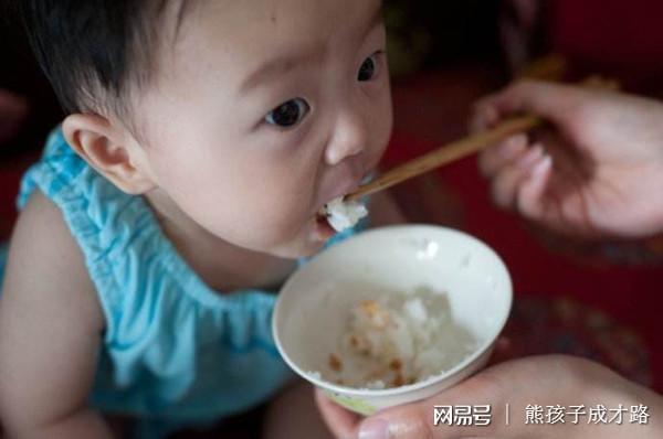 五个月的宝宝突然吐了好多奶