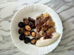 黄豆花生干香菇猪脚汤