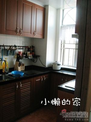 厨房窗户正对三角路口