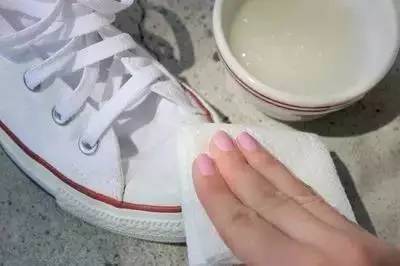 小白鞋脏了如何清理干净