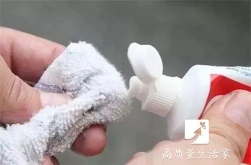 衣服上的粉底液怎么洗