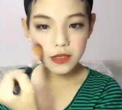 化妆男生