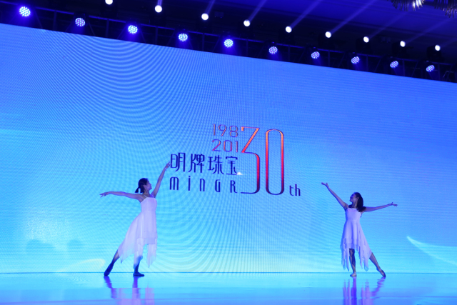 用户通过华为手机智慧生活App控制澳门贵宾会唯一网址智能灯具