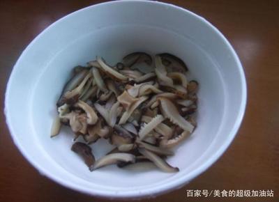 鱿鱼须炒香菇的做法